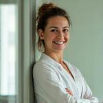 Retrato de Elena Pérez, fisioterapeuta y coach de movimiento, activa y enérgica.